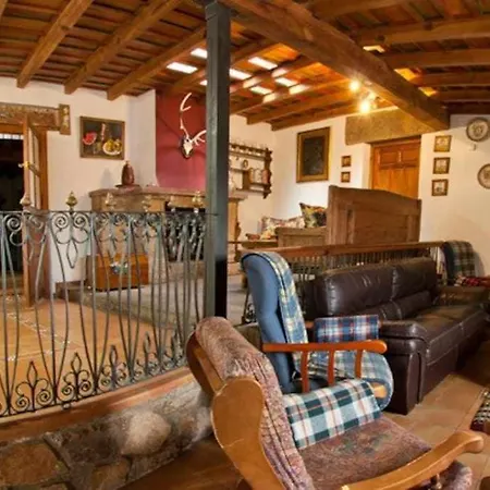 Lucia Es Amplia Con Pat Cabezas Bajas